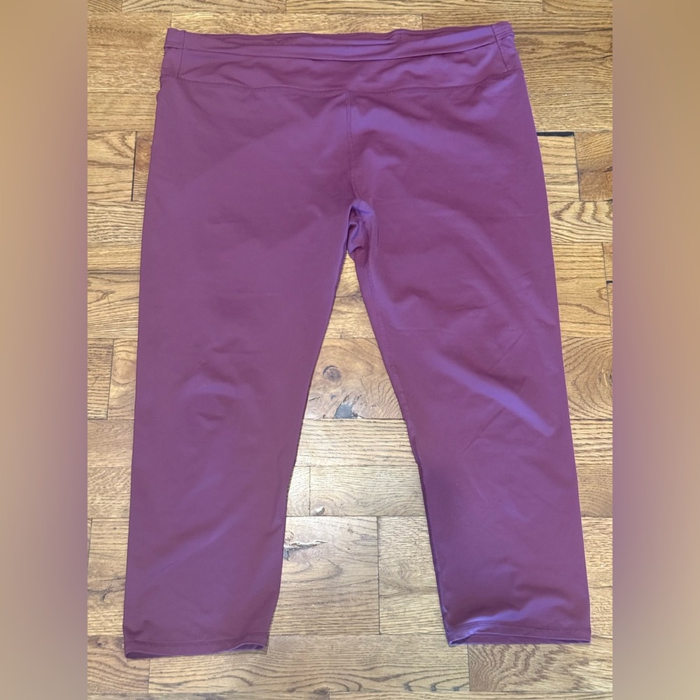 Fabletics. Burgundy Cropped Leggings. Size XL.
